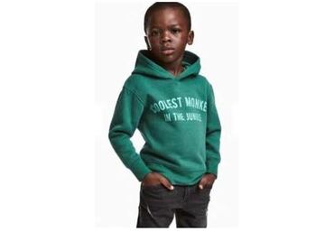 Acusan a H&M de racismo por esta sudadera