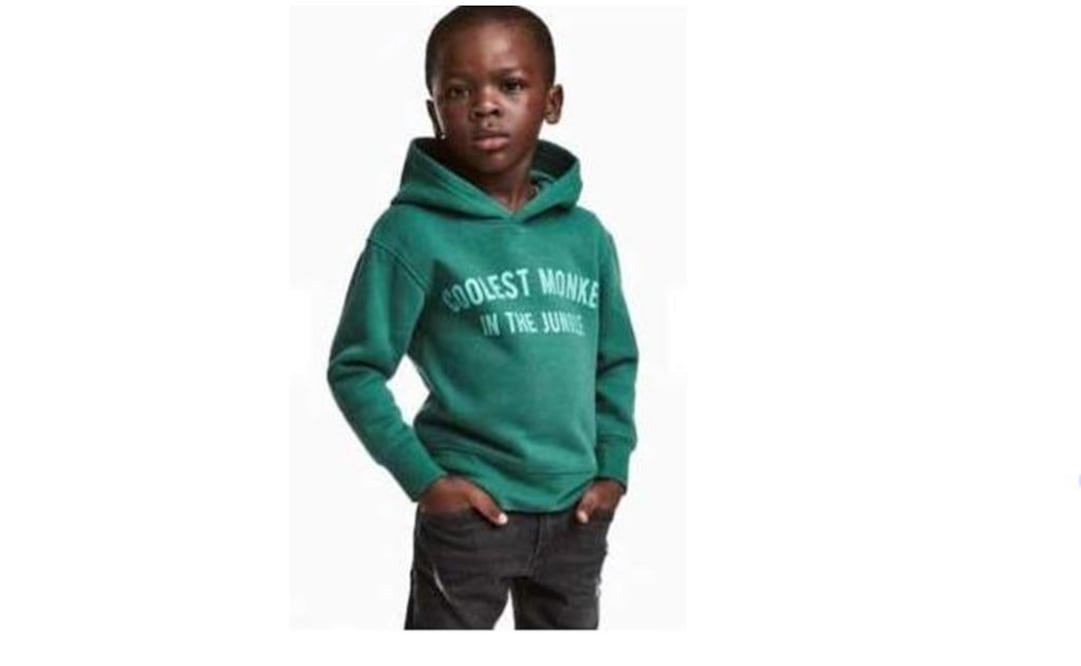 Acusan a H&M de racismo por esta sudadera