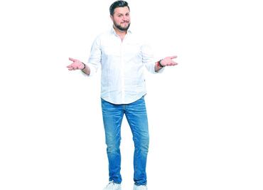 Paul Stanley o Adrián Uribe, quién logra más programas