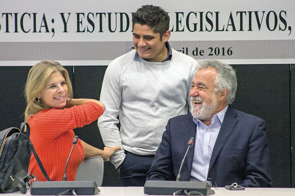 Los senadores Marcela Torres Peimbert y Alejandro Encinas (der.) reprobaron la inasistencia por parte del PRI y el Verde (JENNIFER NAVA. EL UNIVERSAL)