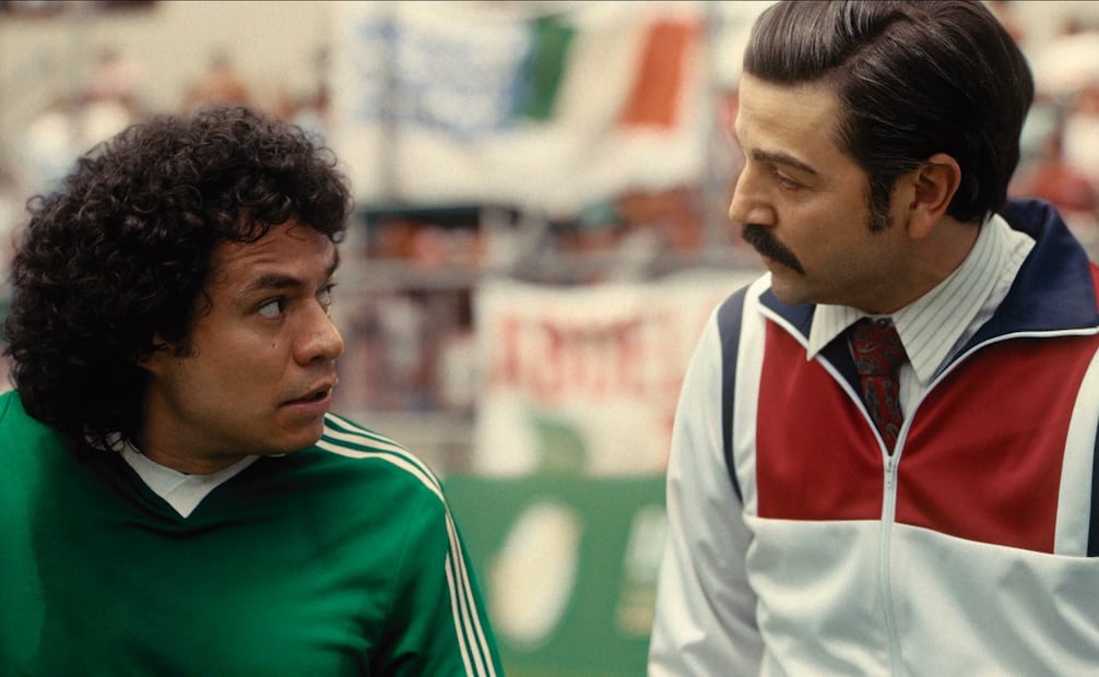 Memo Villegas interpreta a Hugo Sánchez, quien jugó en el
Mundial del 86. Aquí con Diego Luna. Foto: Netflix