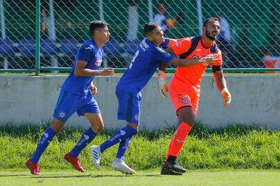 Portero de Cruz Azul rescata el empate en el último minuto