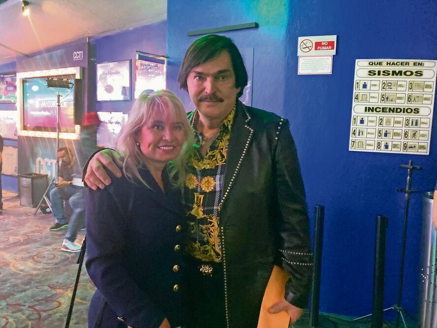 Carla y Eric Vonn, uno de los escritores de la serie, que llega en agosto a la plataforma de ViX. Foto: Armando Pereda / El Universal