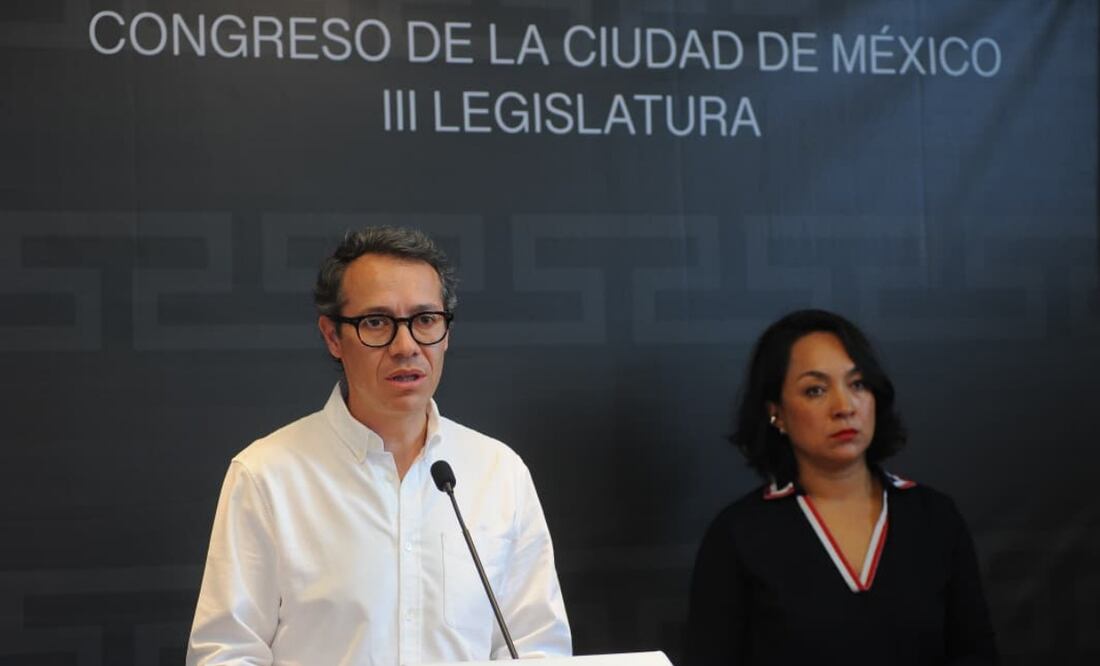 Los diputados, Fernando Zárate y Yahaira Ochoa, anunciaron que impulsarán, en el próximo periodo ordinario de sesiones, una propuesta para prohibir la publicidad exterior de alcohol. Foto: Especial.