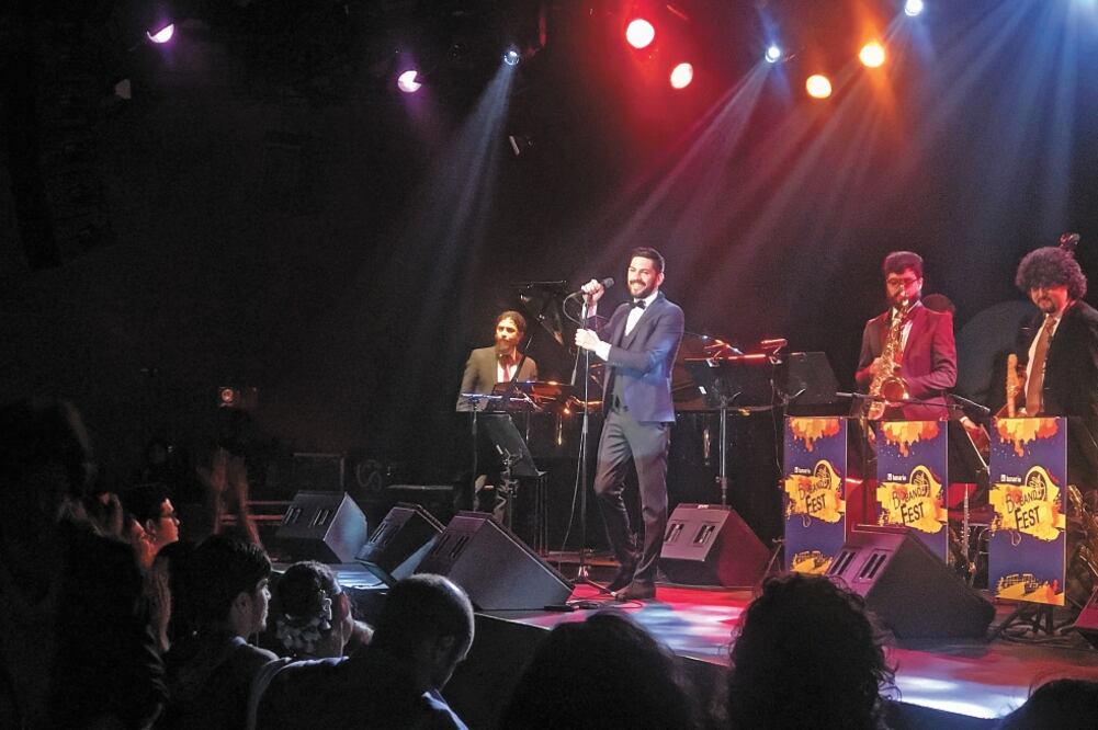 Entre piropos, cantó temas como “Come fly with me” y “All this love”.  (HUMBERTO MONTOYA. EL UNIVERSAL)