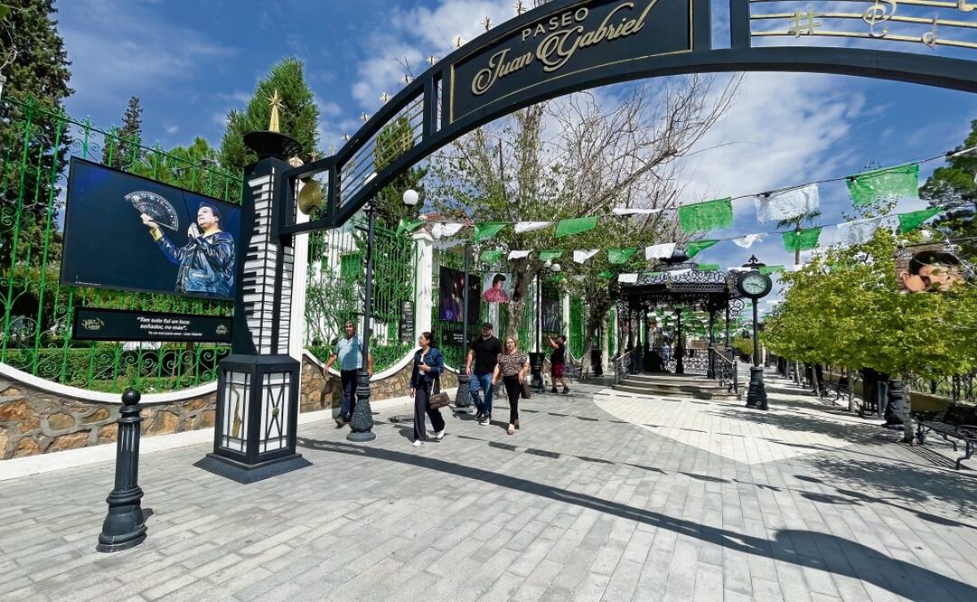 Alrededor de la casa de Juan Gabriel, en Ciudad Juárez, están expuestas imágenes con frases de sus canciones, las cuales han sido aprovechadas por sus seguidores para tomarse fotos. Foto: Paola Gamboa | El Universal