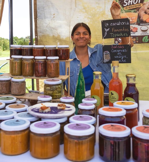 Los Mercados de la Tierra son parte de Slow Food México y puedes asistir para comprar directamente con personas productoras. Foto: FB Mercado Alternativo