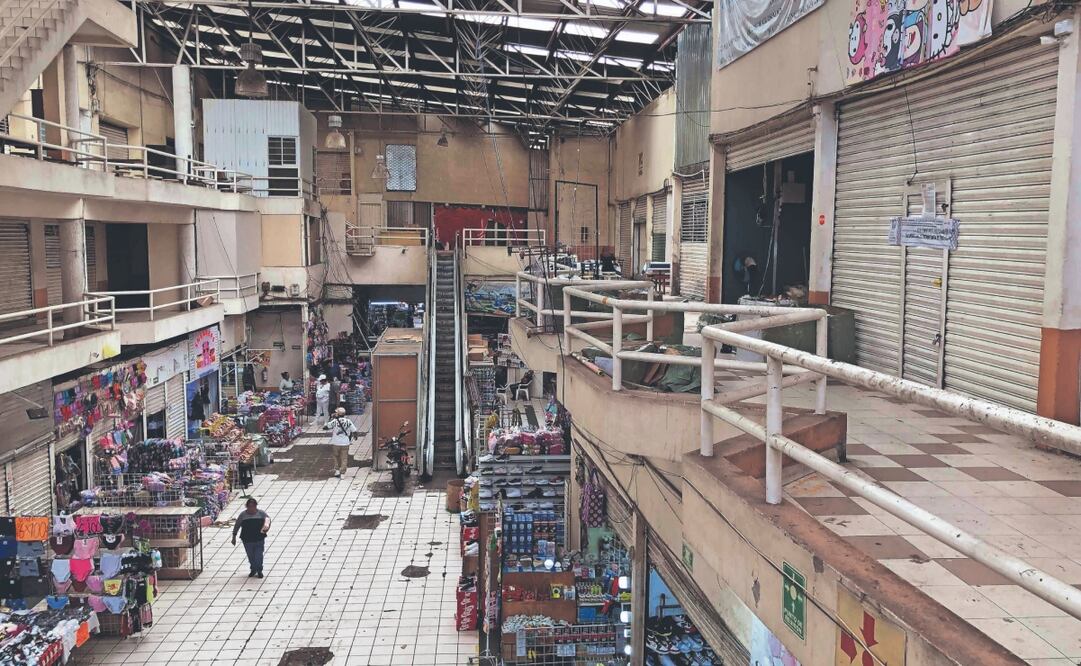 Esta plaza cuenta con tres pisos, pero sólo en la planta baja hay locales abiertos en los que se vende ropa, tenis, chanclas y hasta comida. FOTO: DIEGO SIMÓN SÁNCHEZ. EL UNIVERSAL