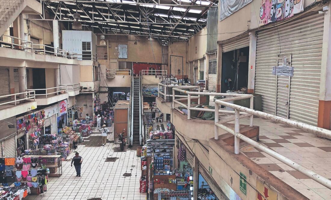 Esta plaza cuenta con tres pisos, pero sólo en la planta baja hay locales abiertos en los que se vende ropa, tenis, chanclas y hasta comida. FOTO: DIEGO SIMÓN SÁNCHEZ. EL UNIVERSAL