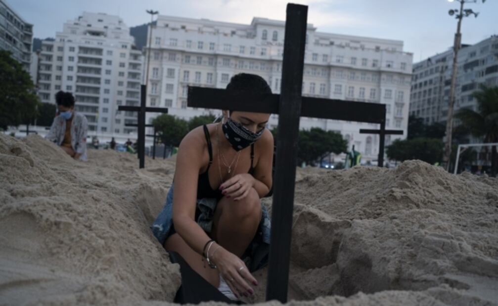 Cavan tumbas en playa de Copacabana para honrar a brasileños muertos por Covid-19 