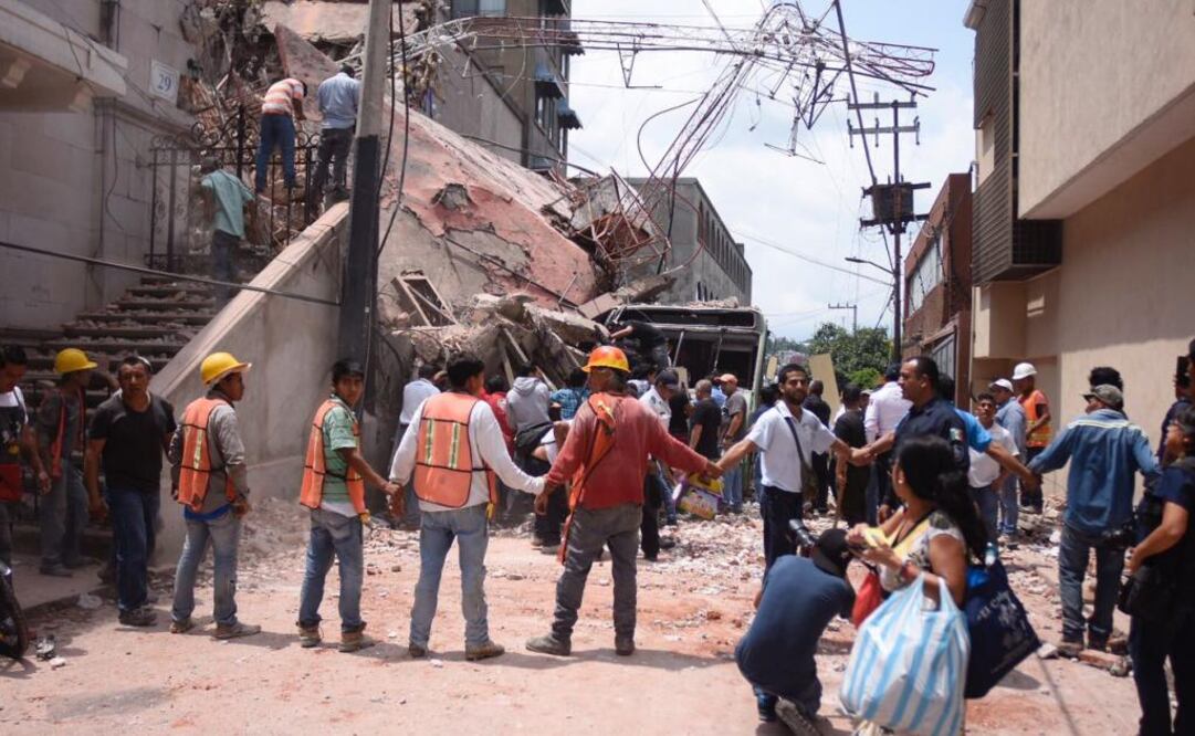 Volunteers at collapsed building in Jojutla – Photo: Tony Rivera/EL UNIVERSAL