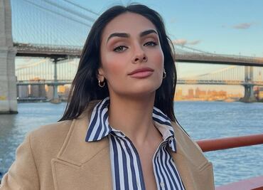 Renata Notni confirma que los baggy jeans se llevan con mocasines