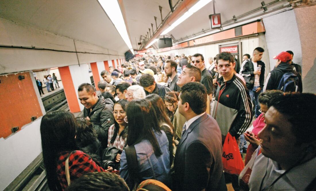 Por las condiciones climáticas el Metro informó vía Twitter que habría marcha de seguridad; es decir, reduciría la velocidad de los convoyes (IVAN STEPHENS. EL UNIVERSAL)