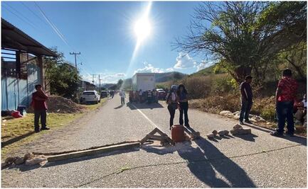 Previo a visita de AMLO a Tlapa, pobladores bloquean accesos; exigen mejoras en escuelas