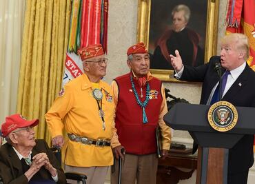 Veteranos navajo fustigan a Trump por llamar "Pocahontas" a congresista