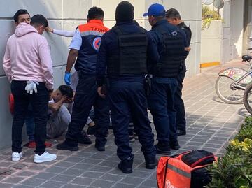 Repartidor por aplicación es lesionado tras ser golpeado por unas 10 personas en colonia Juárez; lo acusan de haber robado un celular