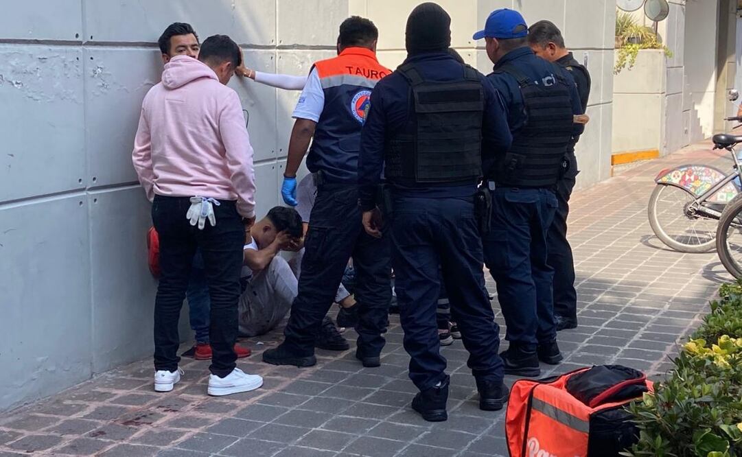 Repartidor de aplicación resulta lesionado tras ser golpeado por un grupo de aproximadamente 10 personas en la alcaldía Cuauhtémoc.
Foto: Juan Carlos Williams