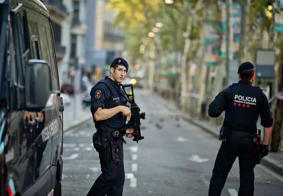 Agentes de la policía regional catalana, los Mossos D'Esquadra, patrullan por una calle desierta en Las Ramblas, en Barcelona. (AP Foto/Manu Fernandez)