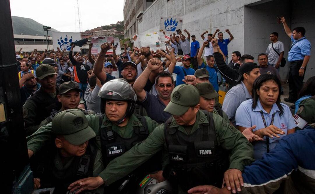 A lo largo de la jornada de hoy un grupo de trabajadores de la planta y Empresas Polar, aliada de Pepsi-Cola Venezuela, se manifestaron para exigir un pronunciamiento oficial de la medida Foto: EFE