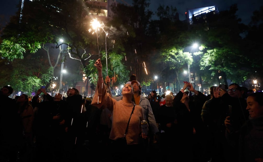 Celebración del Año Nuevo 2026 en la glorieta del Ángel de la Independencia. FOTO: DIEGO SIMÓN SÁNCHEZ
