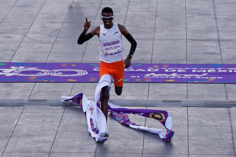 Tadu Abate cruzando la línea de meta del XLII Maratón de la Ciudad de México - Foto: Diego Simón Sánchez/EL UNIVERSAL