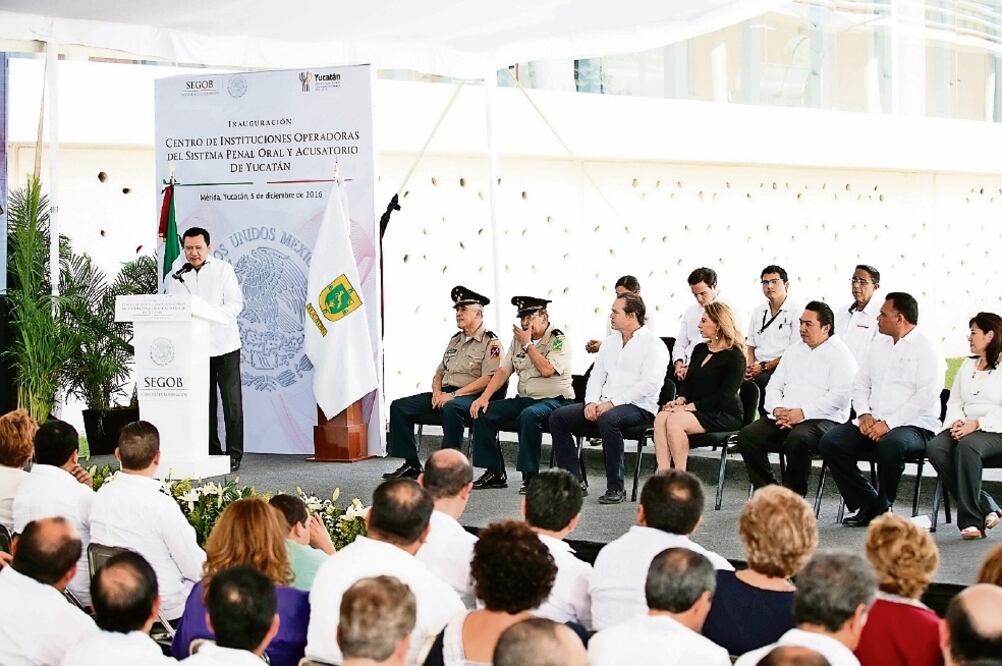 El secretario de Gobernación Miguel Ángel Osorio Chong inauguró el Centro de Instituciones Operadoras del Sistema Penal Oral y Acusatorio de Yucatán (ESPECIAL)
