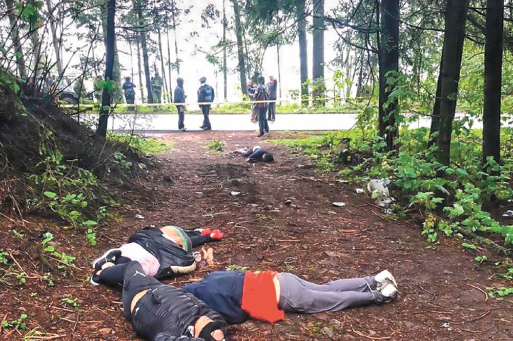 Los cuerpos tenían diferentes huellas de tortura; elementos de la SSC y del Ejército acordonaron la zona. Fotos/ESPECIALES