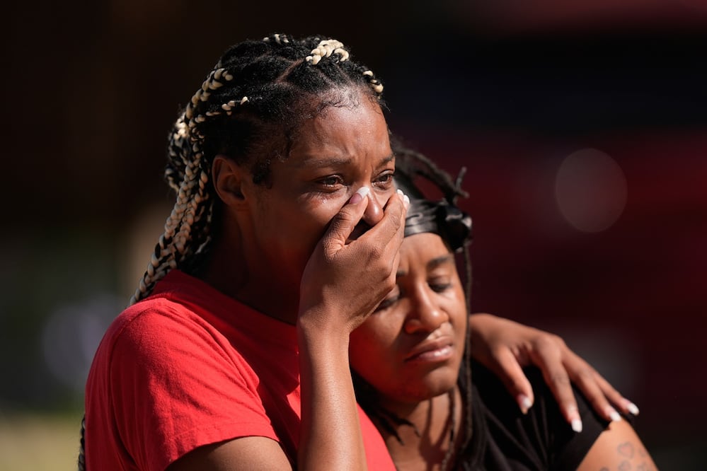 Varias personas se consuelan mutuamente tras el tiroteo masivo ocurrido en Shreveport, Louisiana. Foto: AP