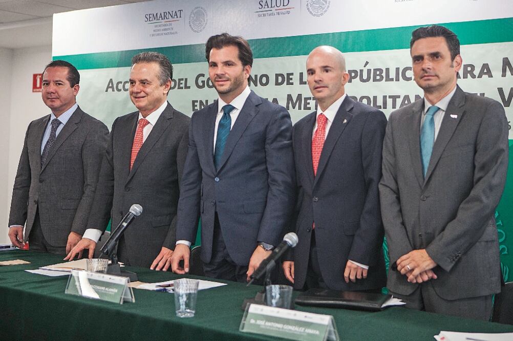 Julio Sánchez, titular de Cofepris; Pedro Joaquín Coldwell, secretario de Energía; Rafael Pacchiano, secretario de Medio Ambiente, José Antonio González, director de Pemex, y Guillermo García, titular de la CRE (CRISTOPHER ROGEL)
