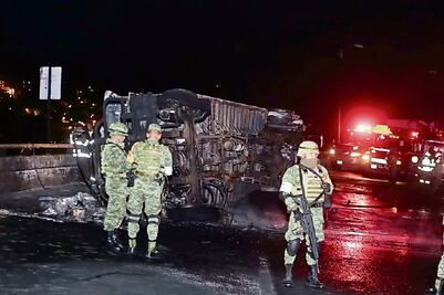 Vuelca y arde camión de redilas de huachicoleros