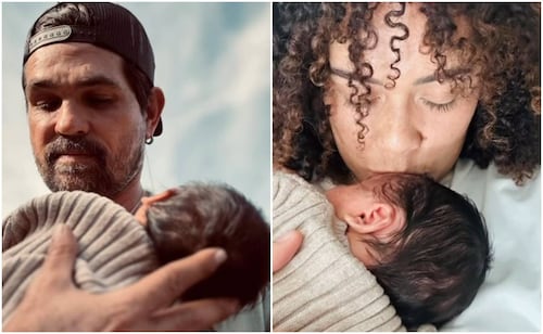 Ferdinando Valencia y Brenda Kellerman cargan a Saulo, su hijo recién nacido.