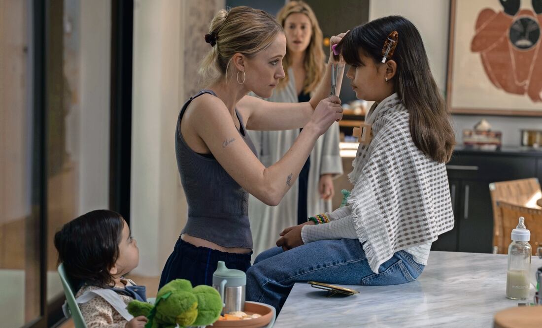 La pequeña Nora Contreras, Maika Monroe, Mary Elizabeth Winstead (al fondo) y Mileiah Vega protagonizan la nueva versión cinematográfica. FOTOS: DISNEY+ Y CINÉPOLIS DISTRIBUCIÓN