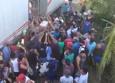 VIDEO: Vuelca tráiler y lugareños aprovechan para robar cerveza en Tabasco