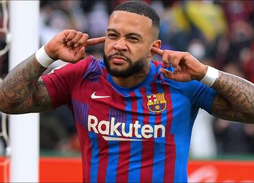 Depay salva al Barcelona que se mantiene en puestos de Champions League