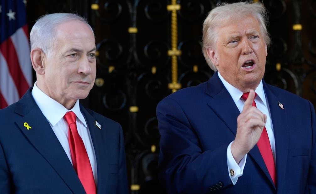 El presidente Donald Trump habla con periodistas mientras saluda al primer ministro israelí, Benjamin Netanyahu, en su club Mar-a-Lago, el lunes 29 de diciembre de 2025, en Palm Beach, Florida. Foto: AP