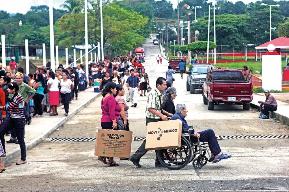 La Secretaría de Desarrollo Social dijo que todos los beneficiarios considerados en su padrón fueron informados para que recogieran los dispositivos (ARCHIVO EL UNIVERSAL)