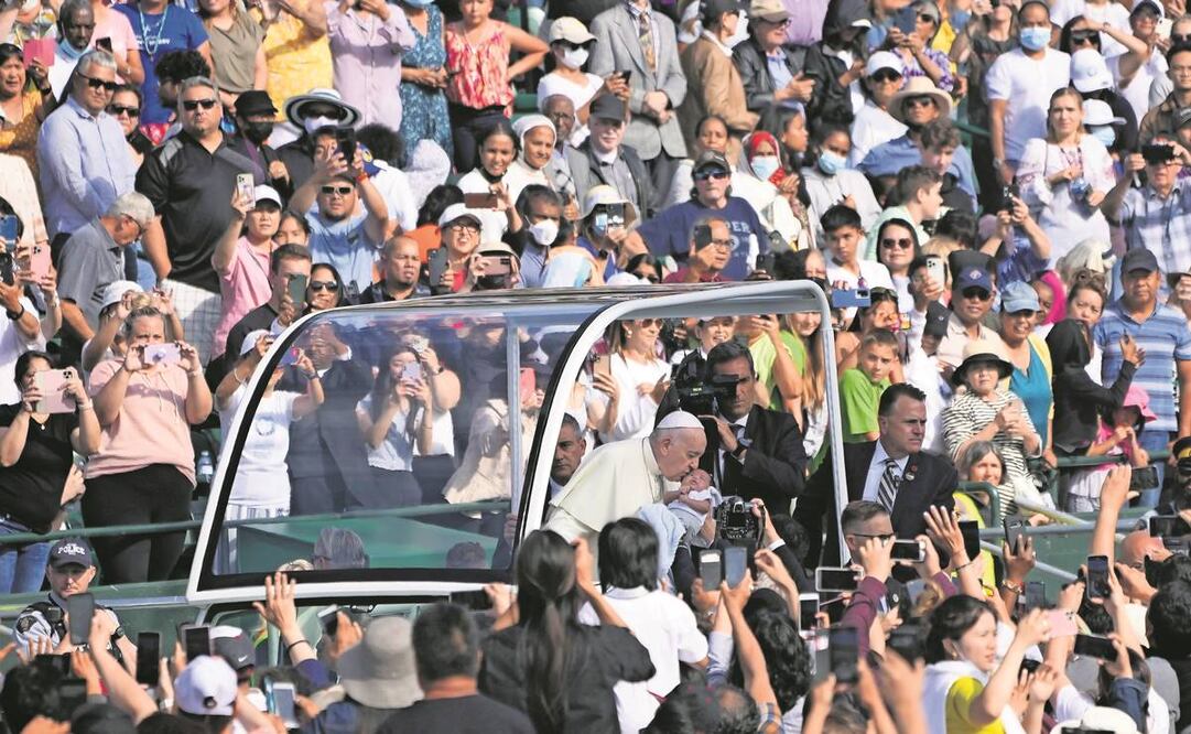 El papa Francisco al llegar ayer al Commonwealth Stadium en Edmonton, donde ofició una misa pública. Foto: Nathan Denette/ AP.