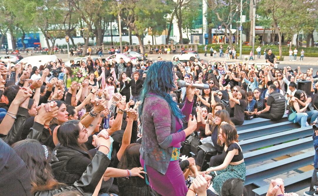 Más de 300 personas se congregaron en el Ángel de la Independencia para colocar una ofrenda en memoria de las víctimas de feminicidio con fotos de Ingrid Escamilla, la niña Fátima Cecilia y de Abril Pérez. Foto: FERNANDA ROJAS. EL UNIVERSAL