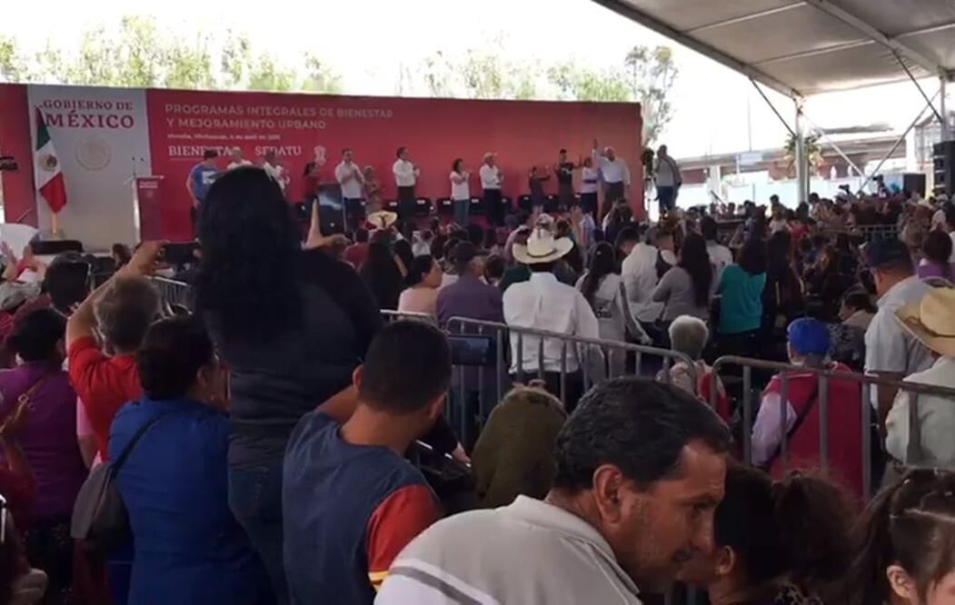 Una “guerra” de porras se vivió durante la entrega de apoyos del programa de bienestar en las inmediaciones del estadio de Morelia. Foto: Tomada de video