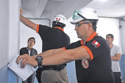Ingenieros peruanos revisan edificios