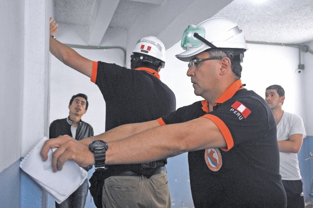 Los especialistas peruanos se dedican a examinar edificaciones con daños para determinar su habitabilidad (ALONSO ROMERO. EL UNIVERSAL)