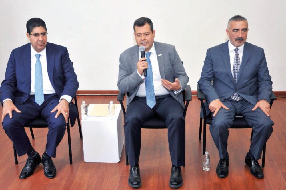 El jefe de Gobierno, José Ramón Amieva (centro), dijo que hasta ahora no hay elementos que vinculen en el crimen al ex líder de bomberos Ismael Figueroa (ESPECIAL)