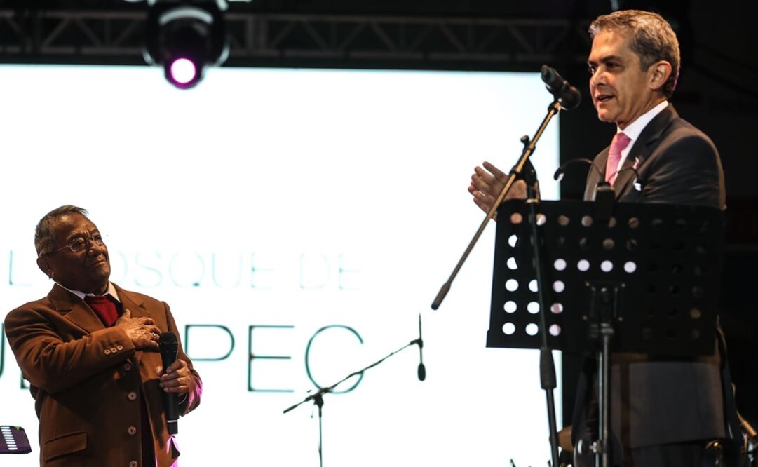 El jefe de gobierno destacó el papel del bosque como uno de los emblemas más importantes de la Ciudad. El compositor Armando Manzanero participó también de la inauguración. /Germán Espinosa - EL UNIVERSAL