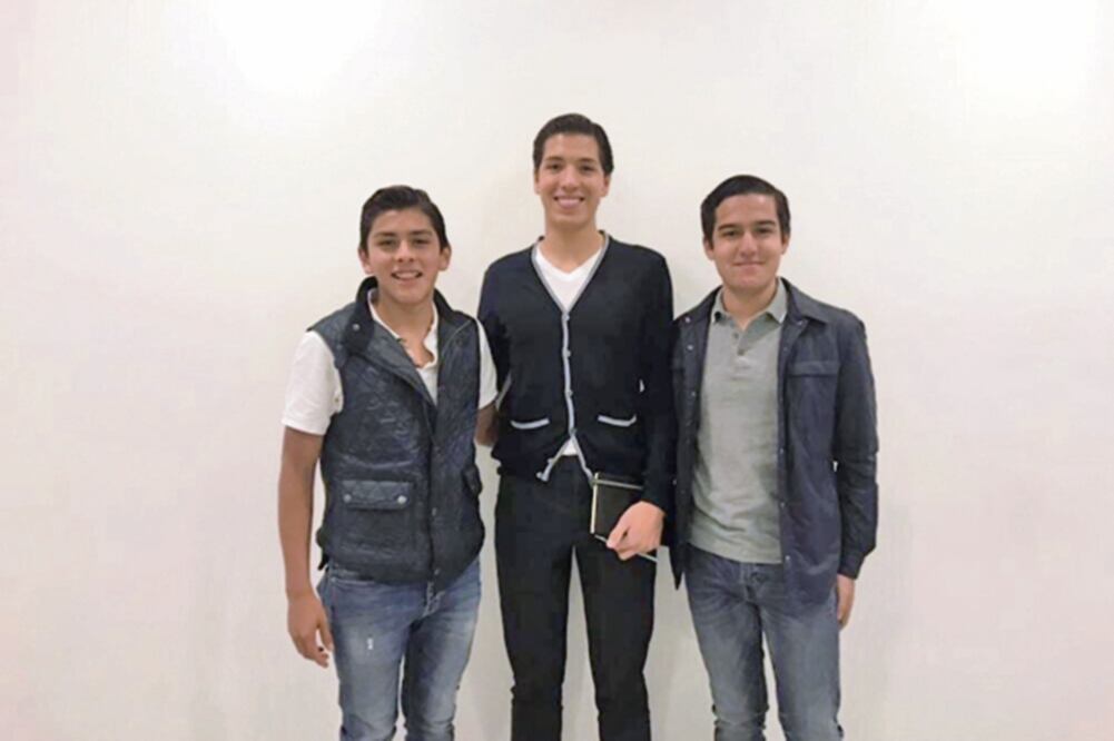 Vezi fue ideada por tres jóvenes, quienes iniciaron la startup con una inversión de 250 mil pesos y el objetivo de crear una empresa de publicidad móvil que ayude a las personas a obtener dinero extra sin que salgan de su rutina diaria. (CORTESÍA)