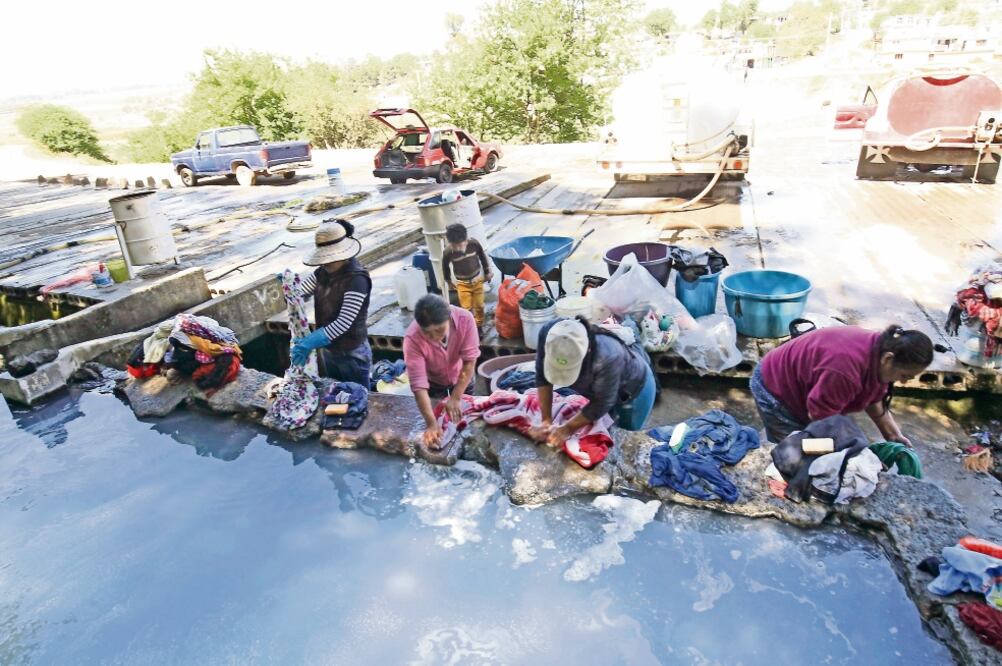 Por cinco generaciones, indígenas de Villa de Allende, en el Estado de México, tienen que caminar largas distancias para limpiar su ropa, sólo que antes iban a la orilla de ríos y lagos que ahora están secos (FOTOS: JORGE ALVARADO. EL UNIVERSAL)