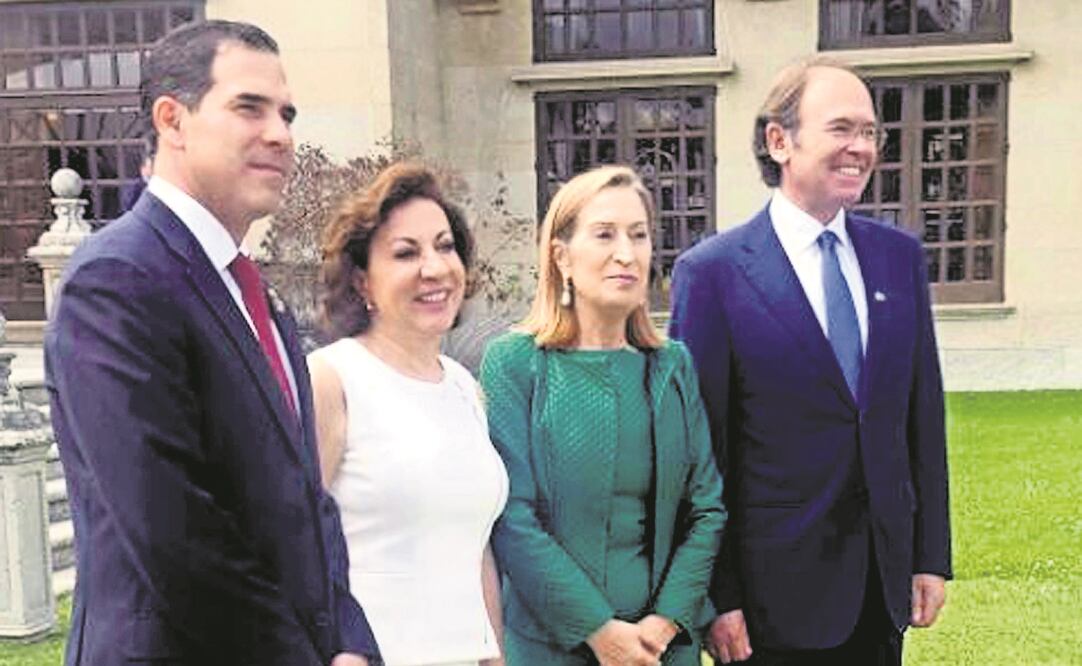 Guadalupe Murguía, líder de los diputados antes de iniciar la Interparlamentaria España-México, con su similar española, Ana Pastor, el senador Pablo Escudero y el senador español, Pío García-Escudero (ESPECIAL)