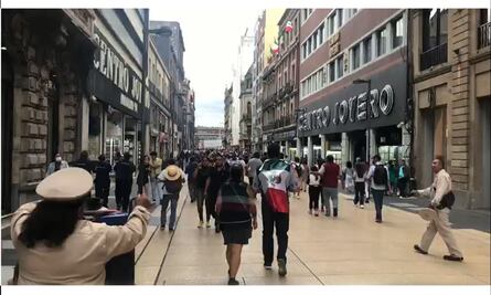 Recibe el Zócalo a centenas de personas que llegan para el Grito y el concierto de Los Tigres del Norte