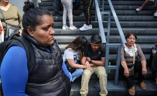 A las afueras de la Fiscalía de Investigación Territorial en Benito Juárez se mantienen familiares de Edith Guadalupe Valdés Zaldívar, quien fue reportada como desaparecida en la alcaldía Benito Juárez. Foto: Luis Camacho / EL UNIVERSAL