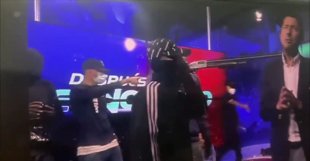 Empleados de la televisora TC de Ecuador vivieron momentos de pánico cuando hombres armados y encapuchados ingresaron y tomaron rehenes. FOTO: CAPTURA