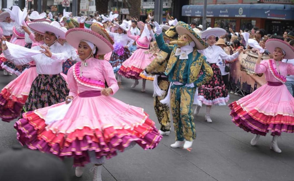 Entre música, colores y máscaras, el Zócalo vibra; carnavales celebran tradición.
Foto: Santiago Cadena / EL UNIVERSAL